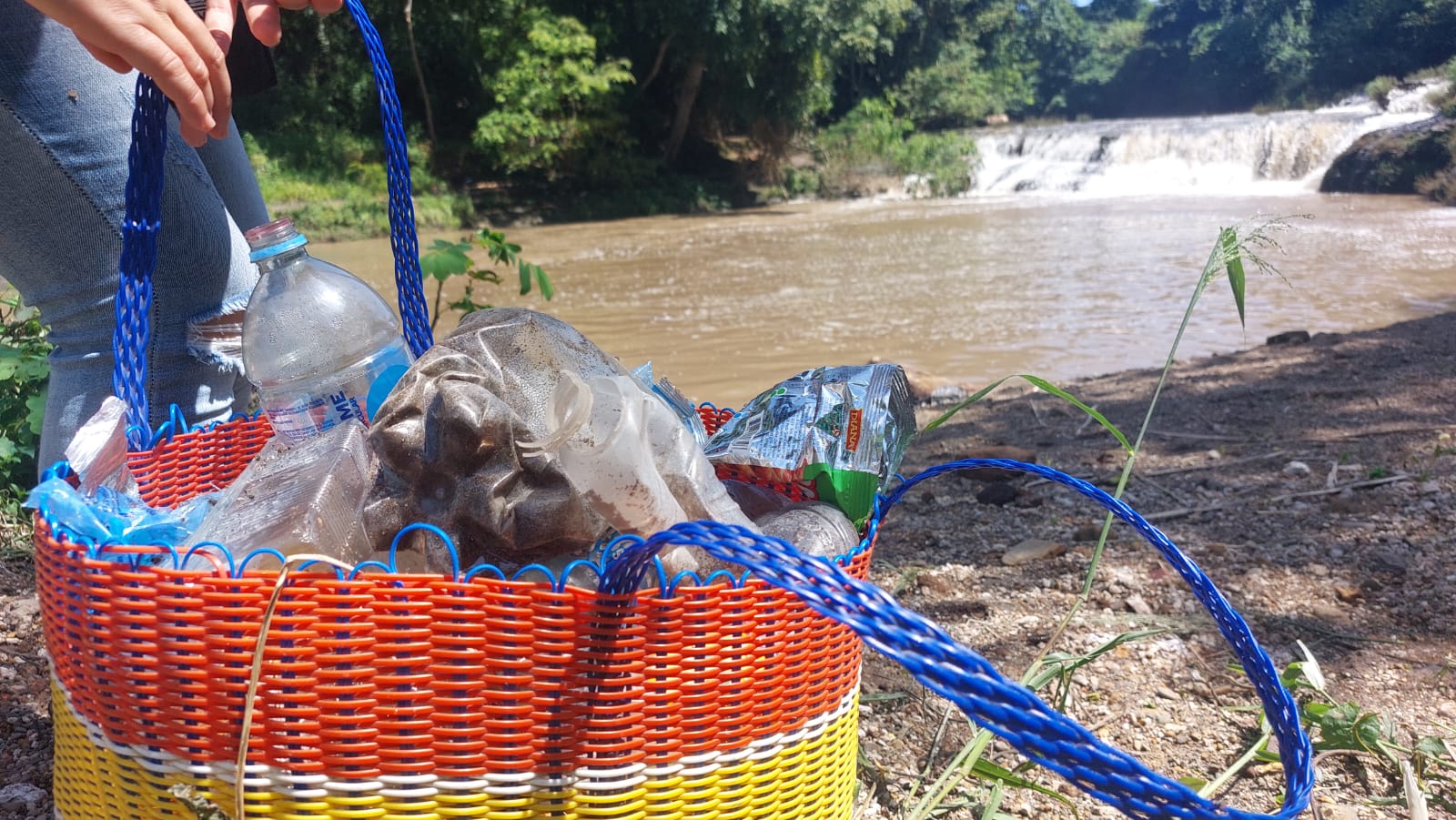 Mujeres en el río de Suchitoto